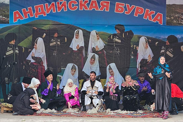 На берегу озера Казенойам прошел республиканский фестиваль традиционной культуры «Андийская бурка».