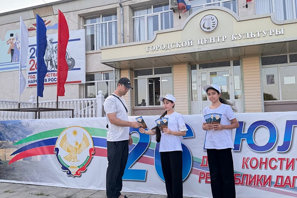 Более 7 тысяч человек стали участниками республиканского флешмоба, который провел Республиканский дом народного творчества в День Конституции Республики Дагестан.