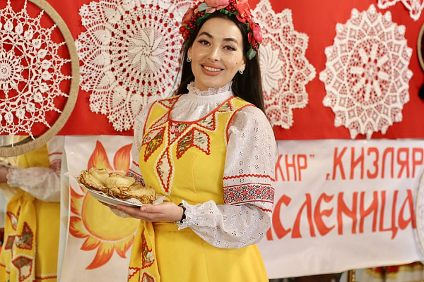 В Махачкале встретили яркую красочную Масленицу