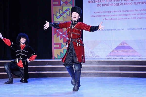 Сегодня сцена Дворца культуры «Дагестан» г.Махачкалы объединила участников сразу двух фестивалей.