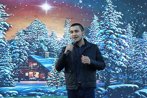 Исполнители и творческие коллективы Каякентского и Кумторкалинского районов, а также солисты Дагестанской государственной филармонии им. Татама Мурадова выступили с праздничной программой на фестивале «Новогодние открытки»