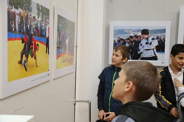 7 октября состоялось открытие всероссийской фотовыставки «Сила традиций: народы Российской Федерации», посвященной Году культурного наследия