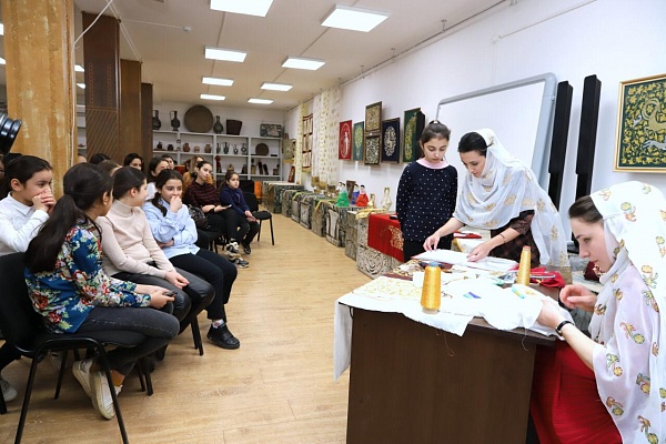 В Республиканском Доме народного творчества состоялось открытие выставки «Золотые узоры Кубачи».