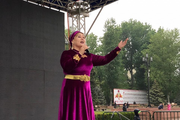 9 мая, в День Победы, в столице республике на площади им.Ленина прошел Республиканский фестиваль народной культуры «Традиции отцов»
