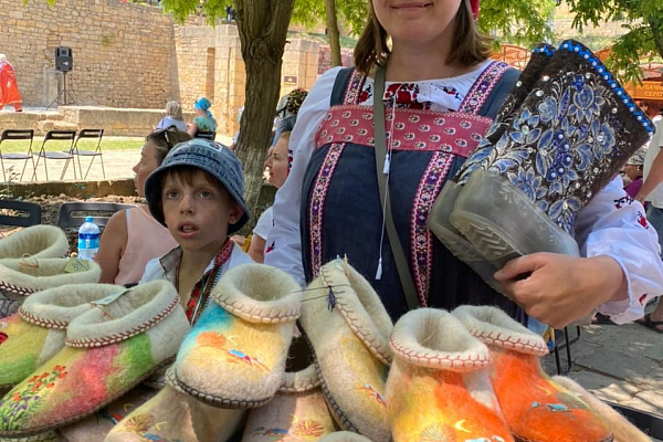 30 июня в стенах крепости «Нарын-Кала» состоялась выставка мастеров народных промыслов в рамках ярмарки мастеров России в Дагестане «Мастера и подмастерья»