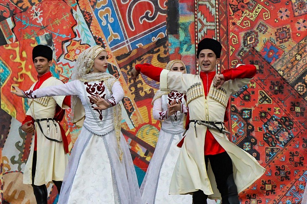 Гала-концерт лауреатов Всероссийского фестиваля-конкурса любительских творческих коллективов, который пройдет в Москве 4 ноября в День народного единства.