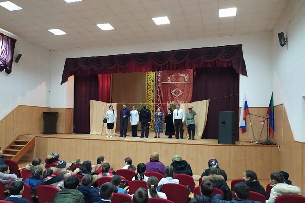 В рамках проекта «Творческий десант» Народный театр имени И.Муцалханова Бабаюртовского района выступил перед школьниками и педагогами СОШ № 1 и 2 села Коркмаскала Кумторкалинского района. 