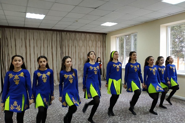 Работники Бабаюртовской районной Детской школы искусств провели в МКОУ Прогимназии «Орленок» концерт с участием творческих коллективов «Сияние равнины», «Ручеек» и «Жемчужинки». 