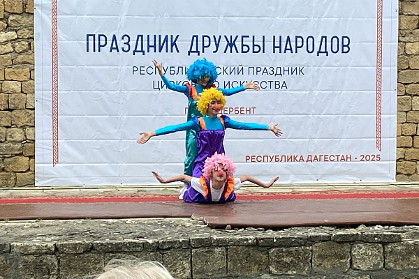 Город Дербент встречает гостей - семейный вокальный дуэт «Каруначки» из Беларуси