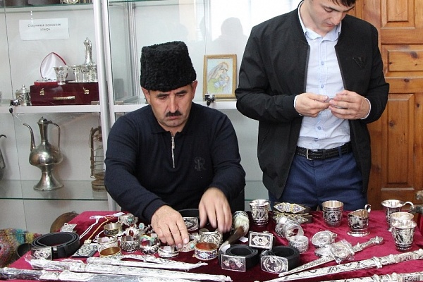 В центре культуры села Акуша в рамках Республиканского праздника фольклора прошла выставка народных промыслов, где мастера и мастерицы представляли свои изделия и показывали для всех желающих мастер-классы. 