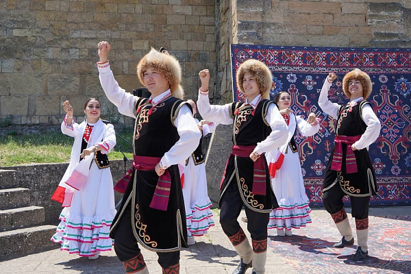 Республиканский праздник циркового искусства «Пехлеван», фестиваль ашугской песни «Пой, ашуг!» и дефиле народного костюма
