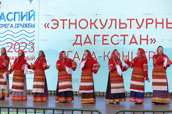 На площадке перед Аварским театром состоялись фестивальные мероприятия: гала-концерт «Этнокультурный Дагестан»