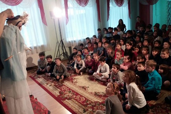 «Аладдин и волшебная лампа» - театр кукол выступил перед маленькими каспийчанами