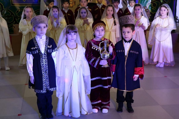 Центра культуры Казбековского района  с.Дылым провели праздничный концерт «Дагестан-мой край родной»,  посвящённый 100-летию со дня образования ДАССР.