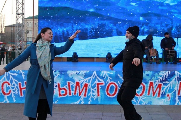 Программу Республиканского фестиваля «Новогодние открытки» 27 декабря продолжил Государственный ансамбль песни и танца «Дагестан»