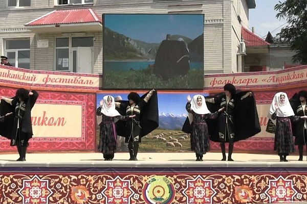 1 августа на центральной площади села Ботлих прошел IX Республиканский фестиваль «Андийская бурка» — событие, включенное в республиканский план Министерства культуры РД и Республиканского дома народного творчества.
