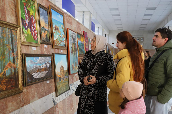 В Махачкале открылась выставка «России посвящается»