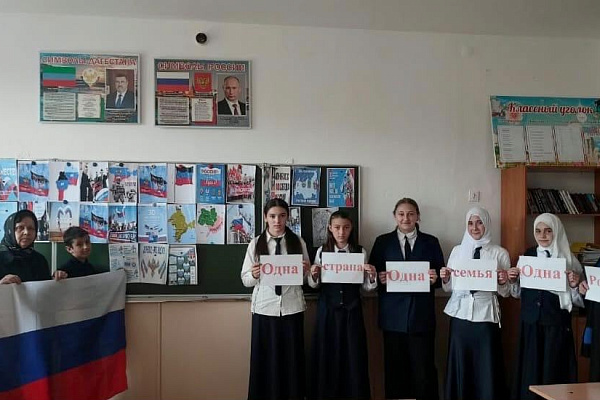 Республиканский дом народного творчества провел флешмоб ко Дню воссоединения новых регионов с Россией