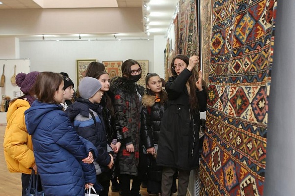 Более 30 школьников стали участниками мастер-класса по тастароплетению, который провел Республиканский Дом народного творчества