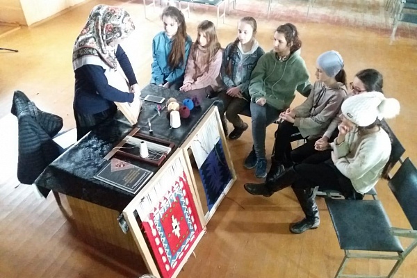 В  п. Шамхал, Управление культуры г. Махачкалы прошёл мастер – класс на тему: «Узоры дагестанских ковров»