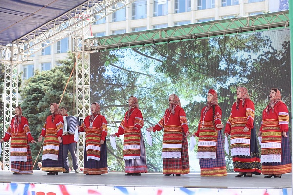 В День России на площади им. Ленина прошёл Фестиваль любительских творческих коллективов «Голоса России»