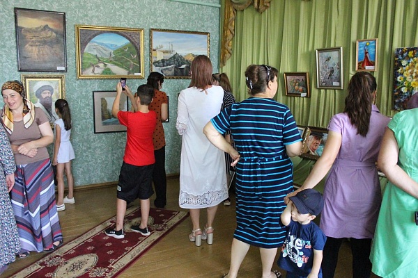 Передвижная выставка «Мир талантов» прибыла в Кизлярский район.