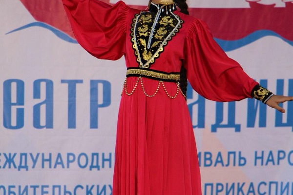 «Театральные открытки» на площадке Аварского театра.