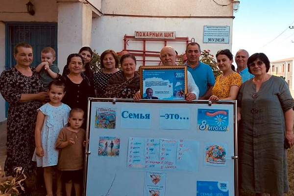 Республиканский флешмоб ко Дню семьи, любви и верности   8 июля, в День семьи, любви и верности, Республиканский дом народного творчества Министерства культуры РД провел республиканский флешмоб