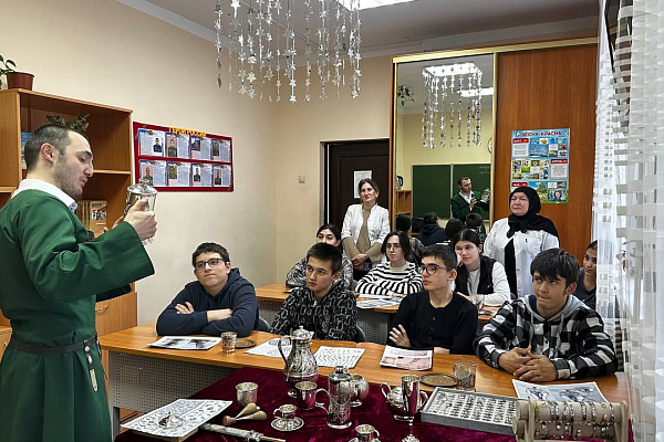 В Специальной Общеобразовательной школе-интернате II Вида г. Махачкала прошел  мастер-класс по ювелирному искусству