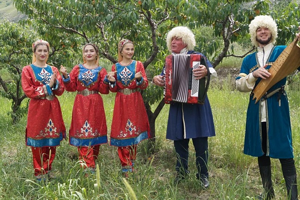 В с. Гергебиль Гергебильского района в абрикосово-персиковом саду «Абухна» прошел обрядовый праздник  сбора урожая  «Абрикосовая долина в Гергебиле».