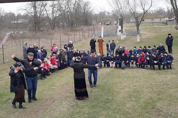 В рамках календаря мероприятий муниципальных образований республики артисты Центра культуры Тарумовского района на автоклубе выехали в с.Новоромановка. 
