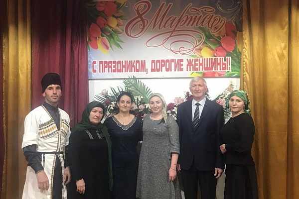 Фольклорный ансамбль «Ахвах» выступил с праздничным концертом в Центре традиционной культуры с.Ботлих Ботлихского района. 