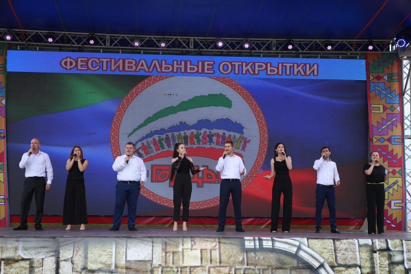 Фестивальные открытки «Журавли над Россией» и гала-концертом народного творчества «Моя страна – моя Россия».