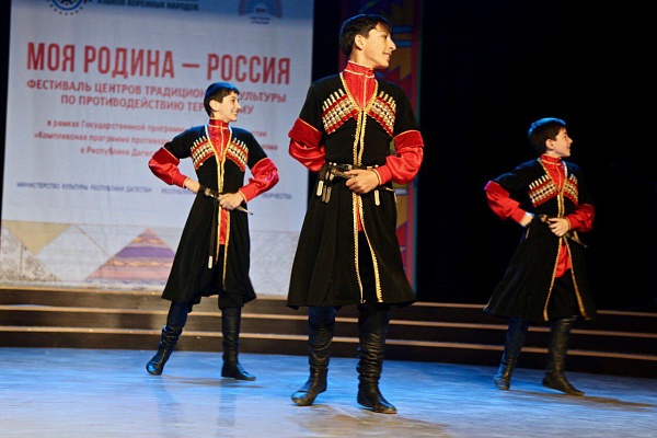 Сегодня сцена Дворца культуры «Дагестан» г.Махачкалы объединила участников сразу двух фестивалей.