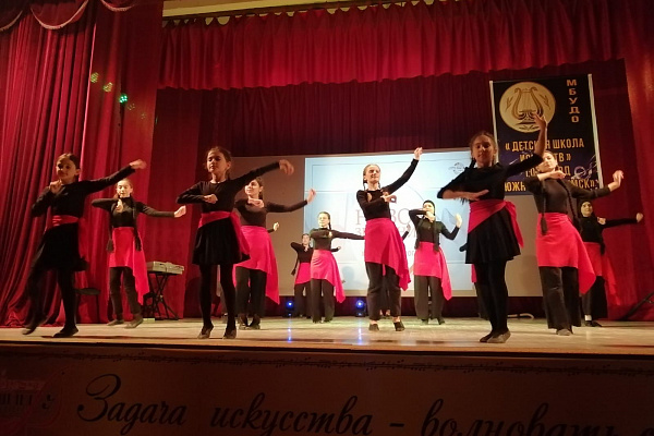 Администрация и Управление культуры г. Южно – Сухокумска организовали праздник художественного творчества «Новое звучание»