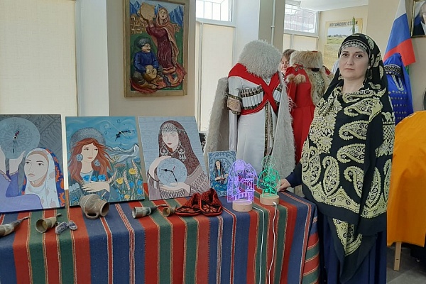 В рамках XIX Международного фестиваля фольклора и традиционной культуры «Горцы» в г.Каспийск на базе Центра традиционной культуры прошла выставка декоративно – прикладного искусства