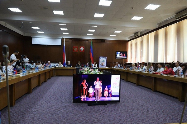 4 июля на дискуссионной площадке Международного фестиваля фольклора и традиционной культуры «Горцы» в конференц-зале Национальной библиотеки им. Р. Гамзатова прошел круглый стол «Народная культура