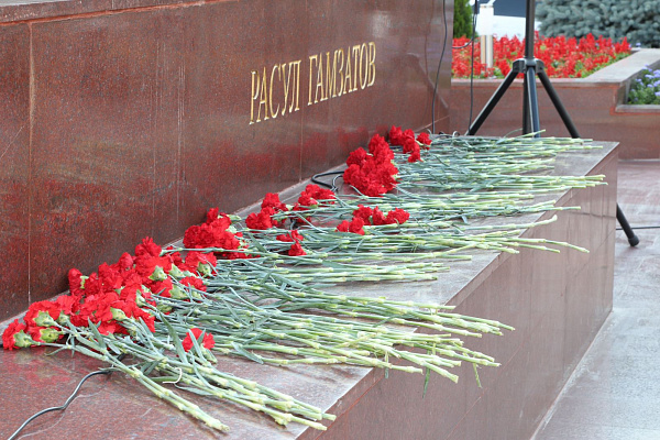 26 июня в рамках Межрегионального форума культурных традиций «Россия Расула» прошли праздничные мероприятия: концерт «Махачкала - перекресток культур», акция- концерт «Наш Расул», выставка «Аул мастеров».