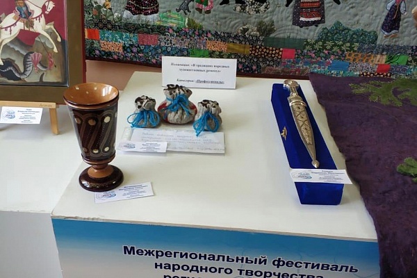Дипломами лауреатов Всероссийского фестиваля народного творчества «Нас на века объединила Волга»  в номинации «В традициях художественных ремесел» были награждены мастера ювелирного дела Хидриильяс Ахмедов и унцукульской насечки металлом по дереву Магомед