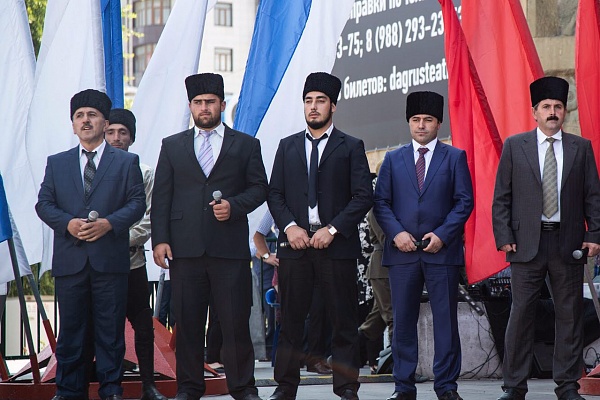 Сегодня на площадке Русского Драматическогго театра имени М.Горького прошел Республиканский фестиваль патриотической песни "Журавли над Россией", посвященный 95-летию Расула Гамзатова. 