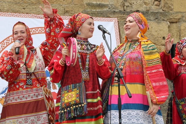 Участники VIII Международного фестиваля фольклора и традиционной культуры «Горцы» выступили в древнем Дербенте
