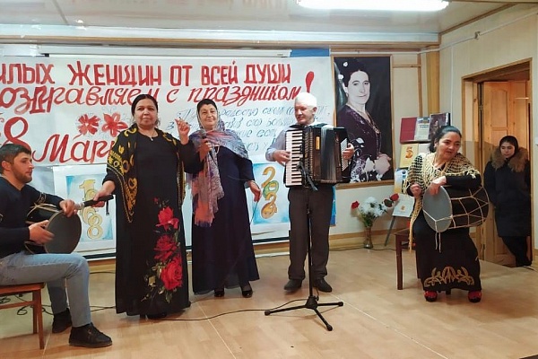 Фольклорные ансамбли «Бежта» и «Бежтинка» Детской Школы искусств с.Бежта и артисты центра традиционной культуры и сельских домов культуры выступили  с праздничной программой