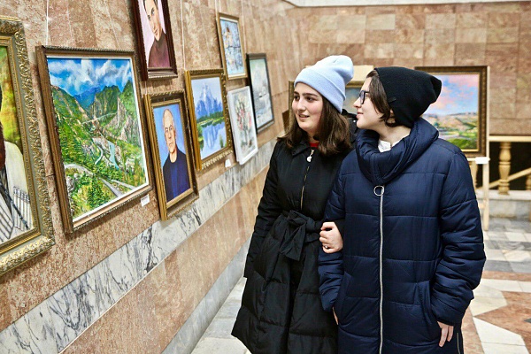 27 самодеятельных художников, 120 картин, месяцы кропотливой работы и вот сегодня состоялась самая большая фестиваль-выставка наивного изобразительного искусства «Мир талантов».