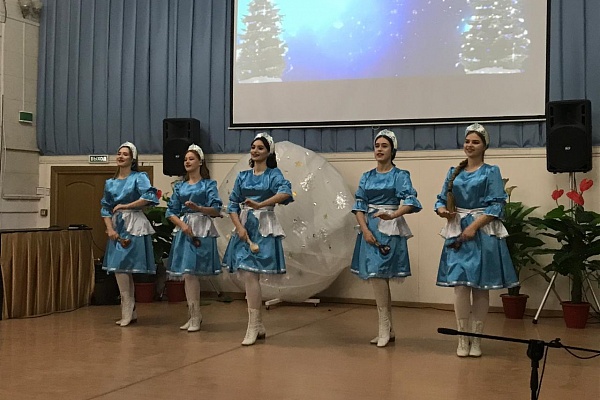 Работники Центра культуры г.Кизляра в Молодежном культурном центре провели праздничный Рождественский концерт для учащихся школ города.