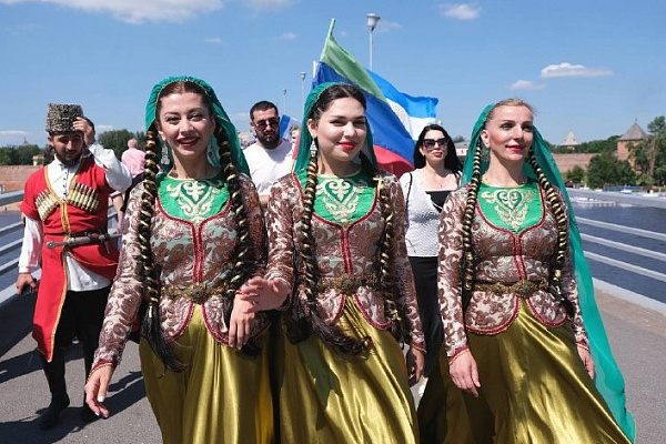  Государственный ансамбль «Каспий», мастер по унцукульской насечке металлом по дереву Магомедалиев Гусейн и мастер-ювелир из Дахадаевского района Ахмедов Хидриильяс представляли Республику Дагестан на ХХ Международный фестиваль народного искусства и ремёс