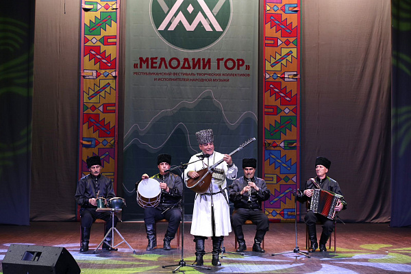 12 мая в Махачкале состоялся Республиканский фестиваль творческих коллективов и исполнителей народной музыки «Мелодии гор»