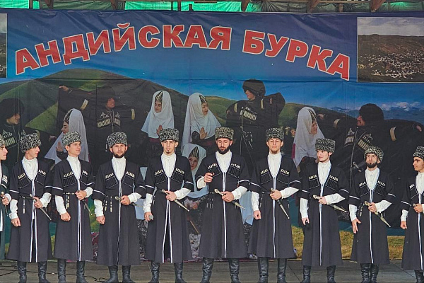 На берегу озера Казенойам прошел республиканский фестиваль традиционной культуры «Андийская бурка».