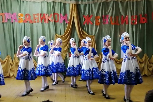 Танцевальные ансамбли  «Изюминка» Дворца детского творчества  и «Родничок» Детской Школы искусств №1 г.Кизляра выступили в Сельском Доме  культуры пос.Южное Кизлярского района. 