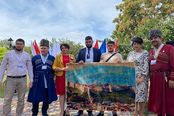 Мастер по унцукульской орнаментальной насечке 