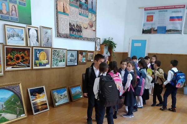 Сегодня в зрительном зале Центра культуры с.Эндирей состоялся праздничный концерт, приуроченный ко Дню единства народов Дагестана